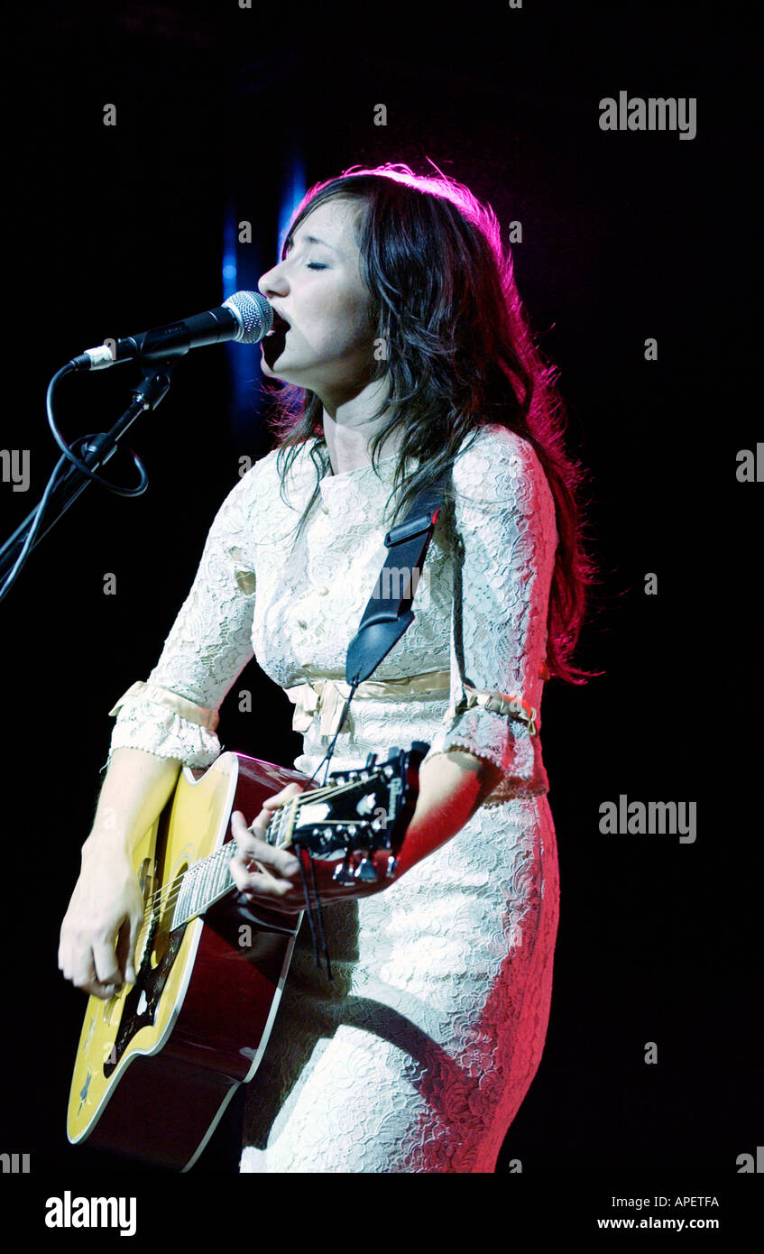 Groupe de guitare jouant KT Tunstall Jazz Festival Brecon Powys Pays de Galles UK Banque D'Images