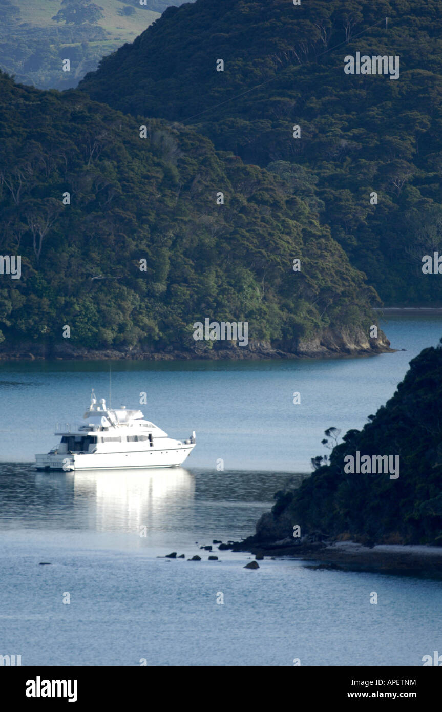 Lancement d'un moteur à l'ancre dans la baie des Îles Northland Nouvelle Zelande Banque D'Images