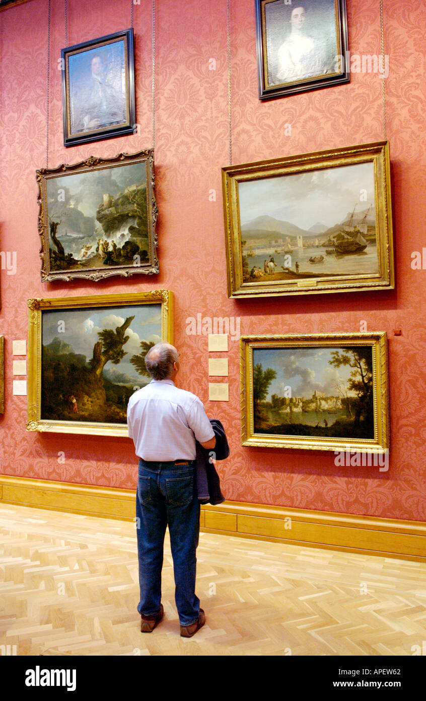 Les visiteurs à la recherche lors d'une exposition de vieux maîtres dans une galerie au National Museum Cardiff South Wales UK Banque D'Images