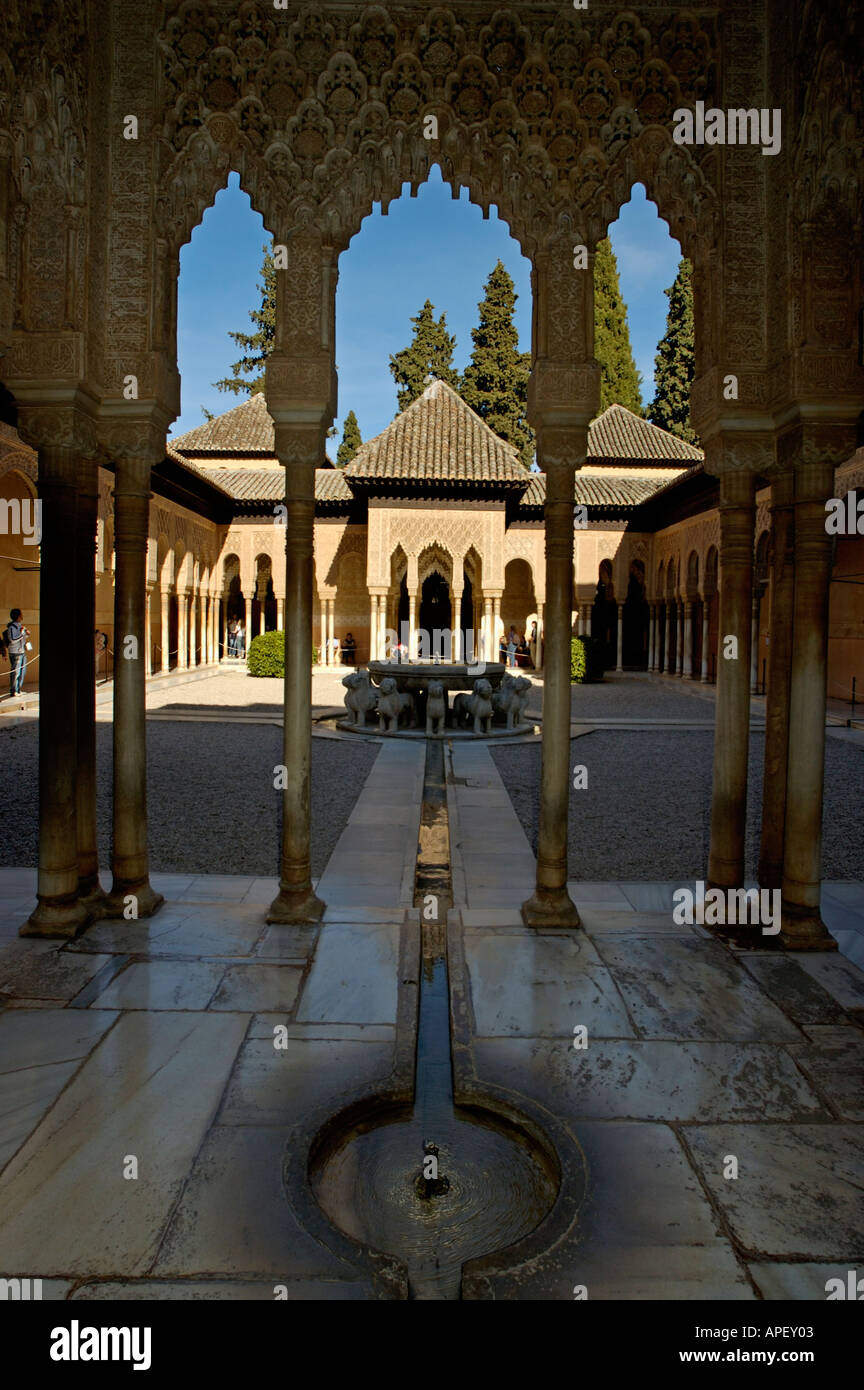 L'intérieur du Palais de l'Alhambra - Le Palais Nasrides Patio de los Leones à la fontaine au Lion, Granada, Espagne Banque D'Images