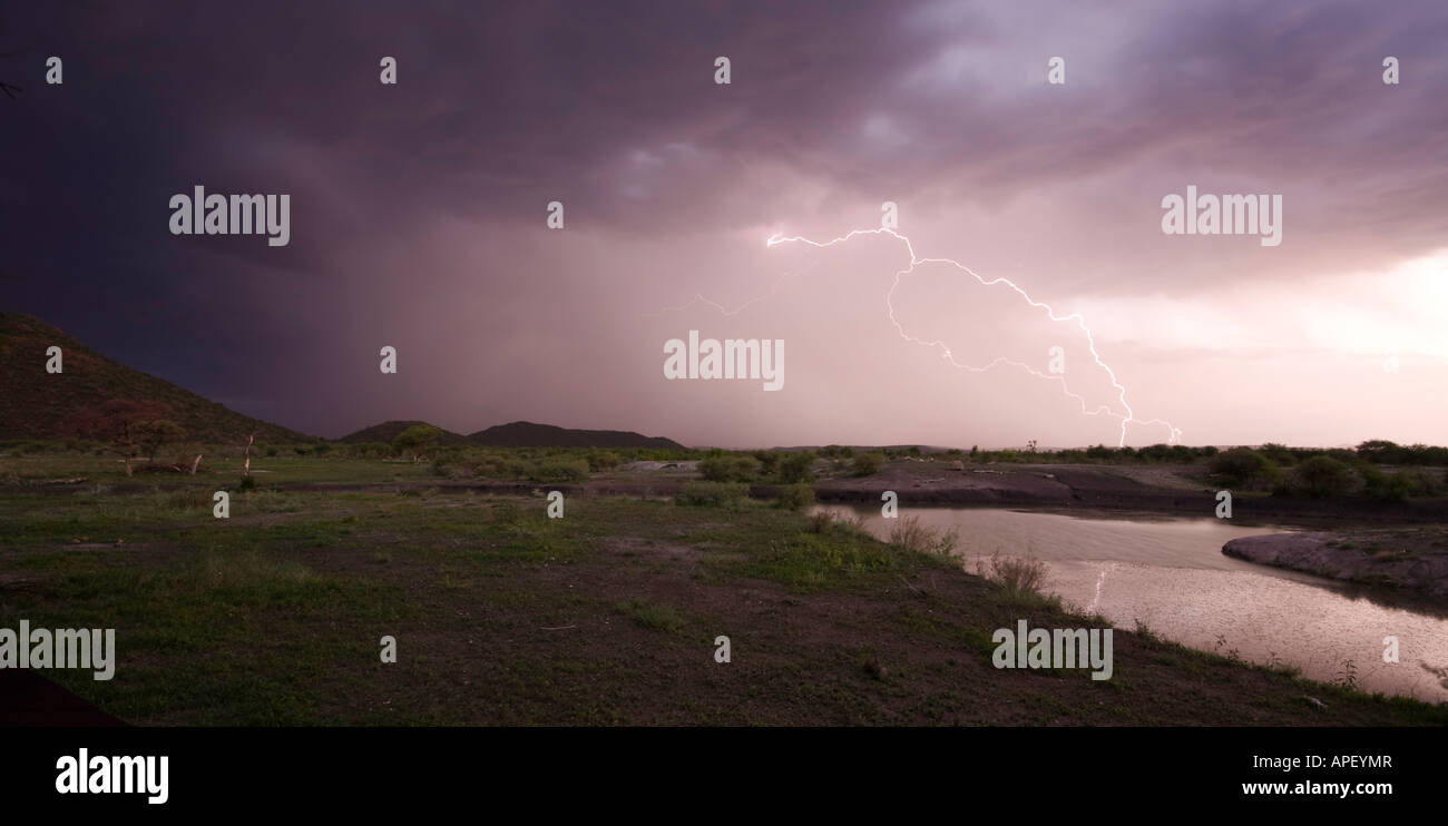 Les éclairs et les nuages sombres au bâtiment paysage d'Afrique du Sud Banque D'Images