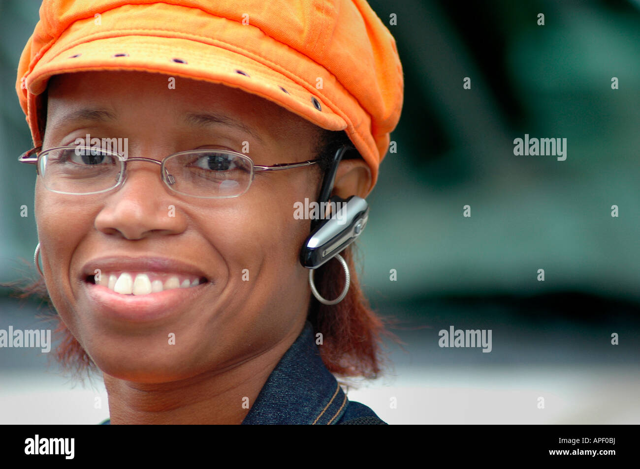 Black woman with cell phone et hat Banque D'Images
