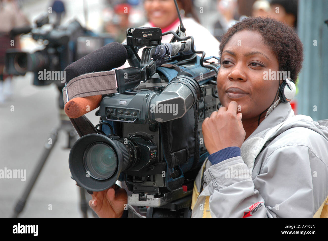 Femme noire avec caméra TV news travaillant sur street Banque D'Images