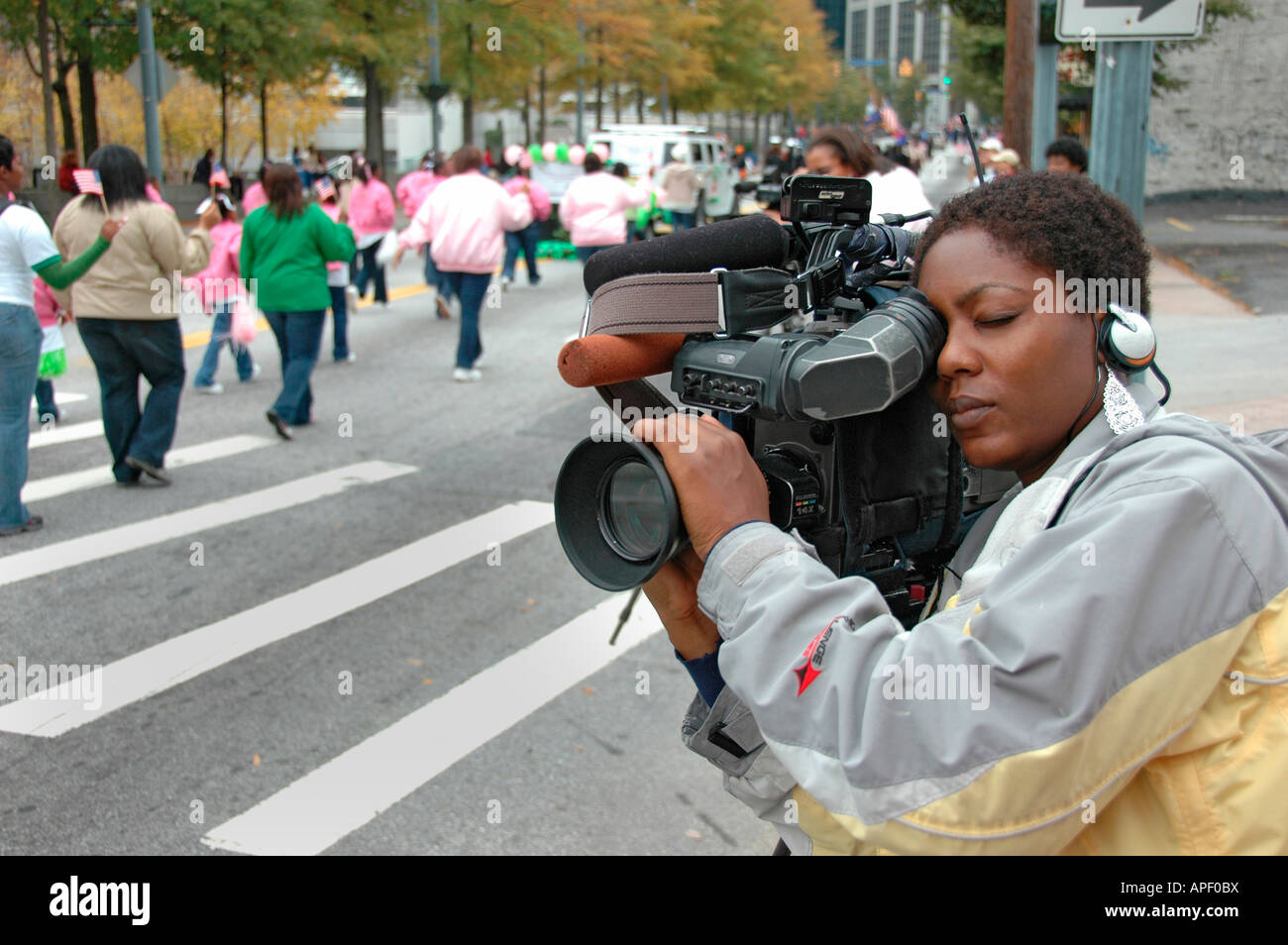 Femme noire avec caméra TV news ethniques femelle Banque D'Images