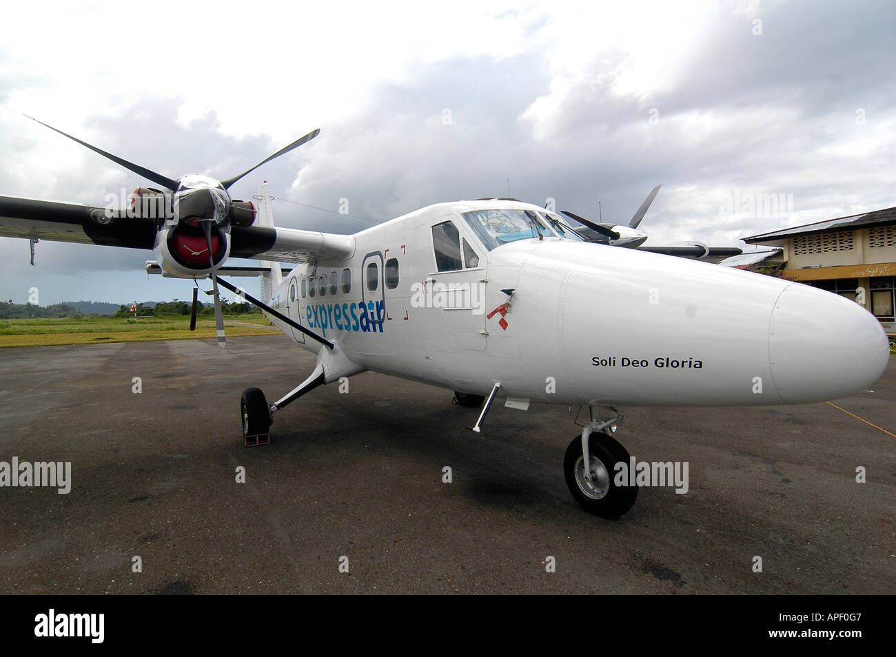 Un petit avion sur le tarmac de l'aéroport Manokwari, en Papouasie occidentale, en Indonésie. Banque D'Images