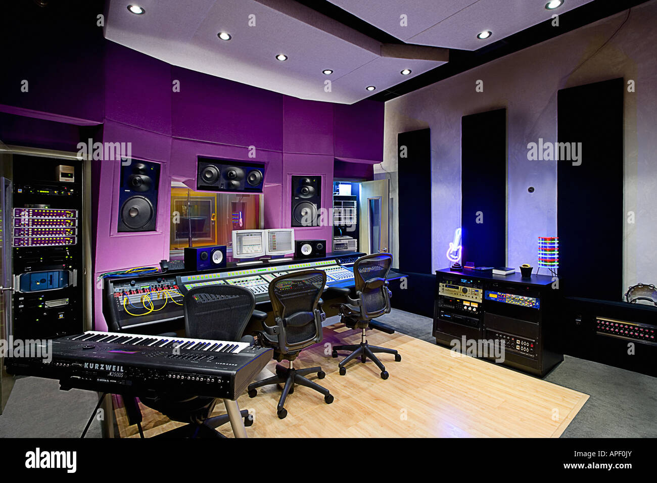 Studio d'enregistrement de musique prise de vue au grand angle avec gamme  de panneaux de commande et d'un coin salon Photo Stock - Alamy