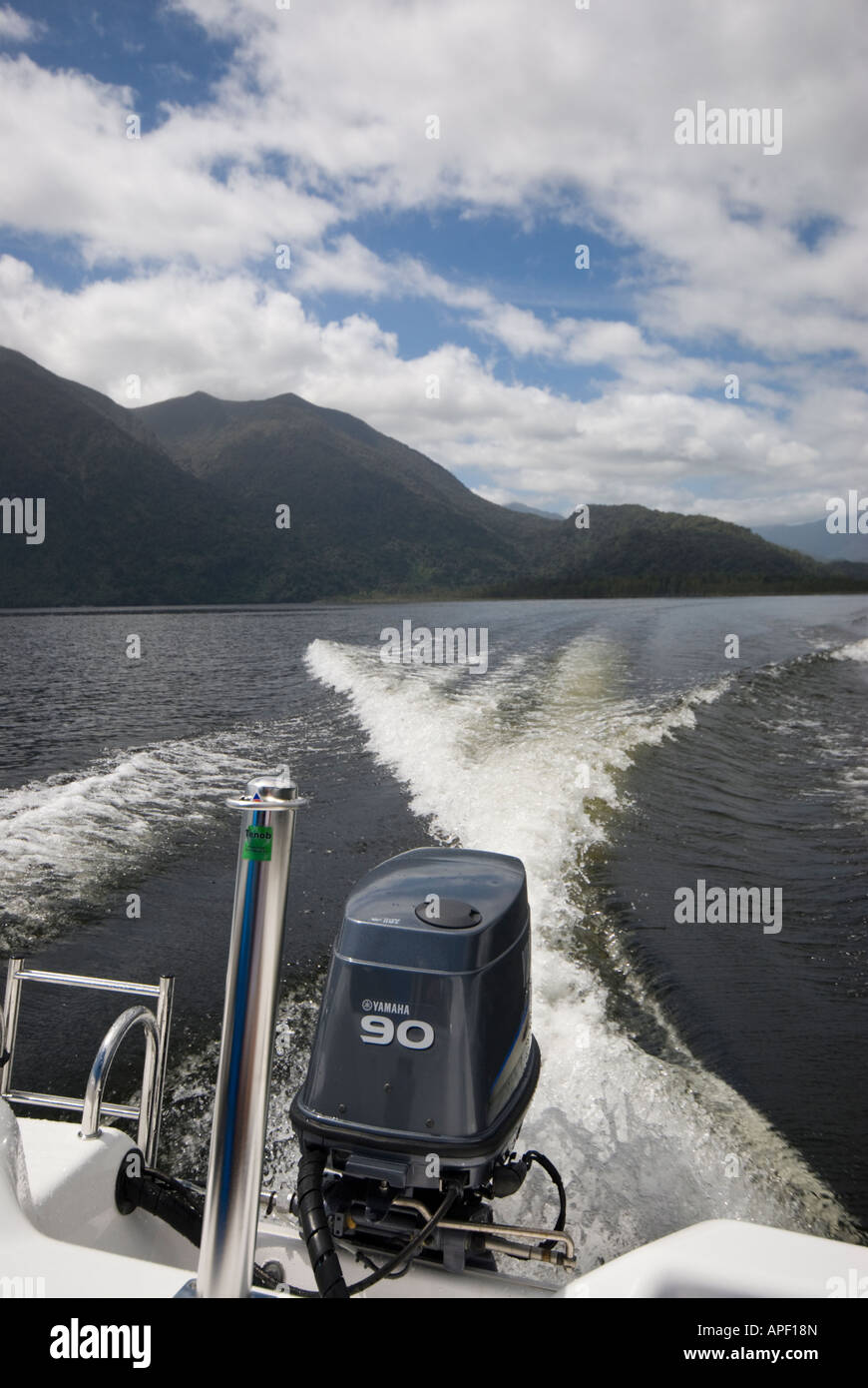 Service du moteur hors-bord sur le lac Brunner Banque D'Images