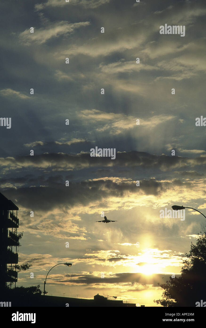 Les nuages du matin et avion Banque D'Images