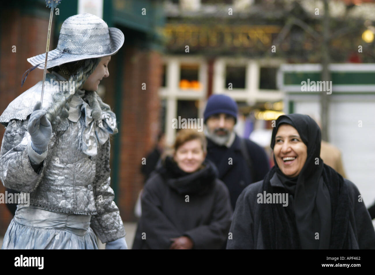Artiste performer de rue tourisme touristes rire fun costume culture théâtre femmes argent noir femelles mime intérimaire horizo Banque D'Images