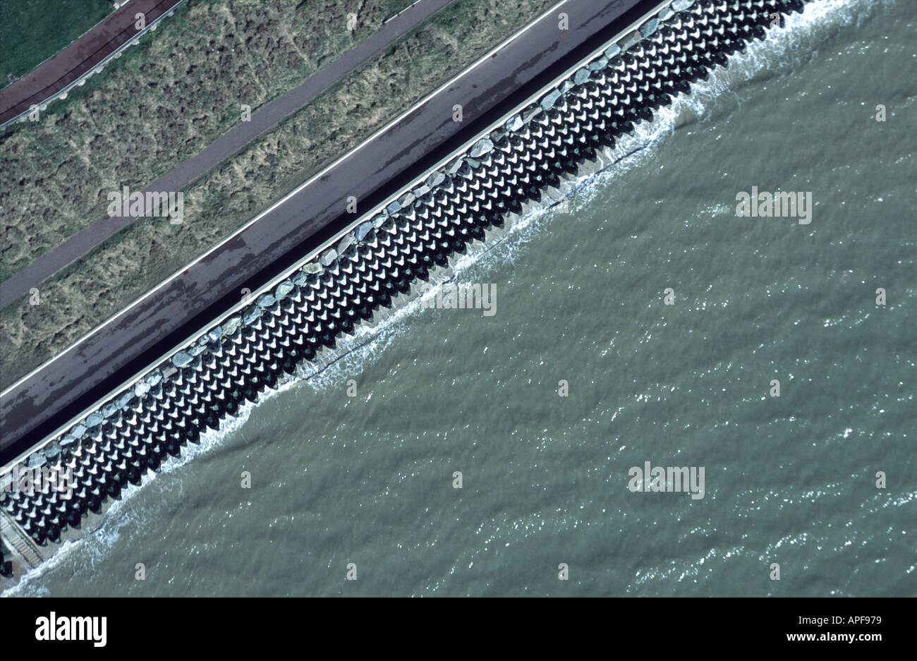 Vue aérienne de la mer côtière de défense dans le Suffolk Banque D'Images
