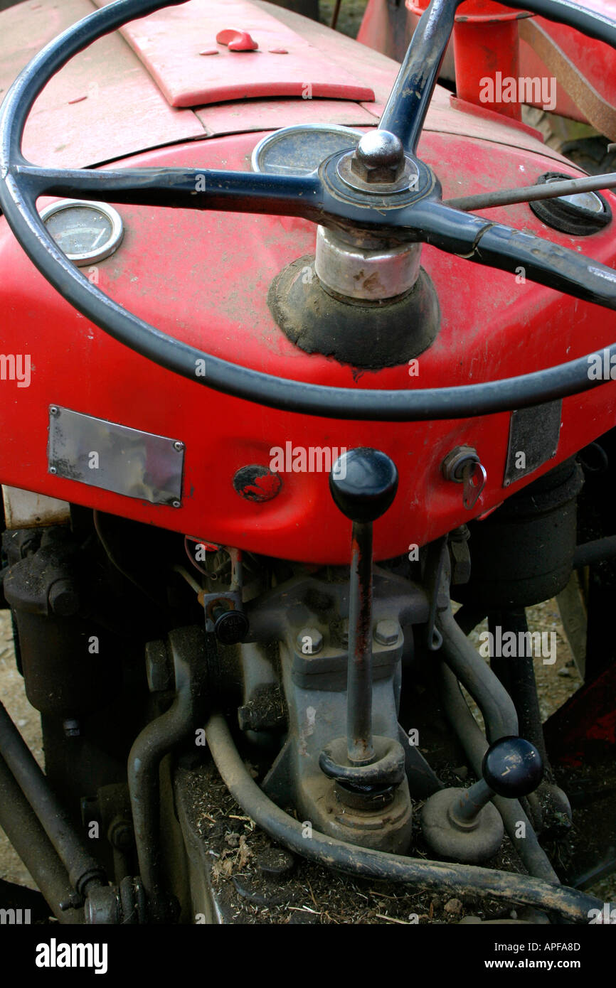 Vieux tracteur Massey Ferguson Banque D'Images