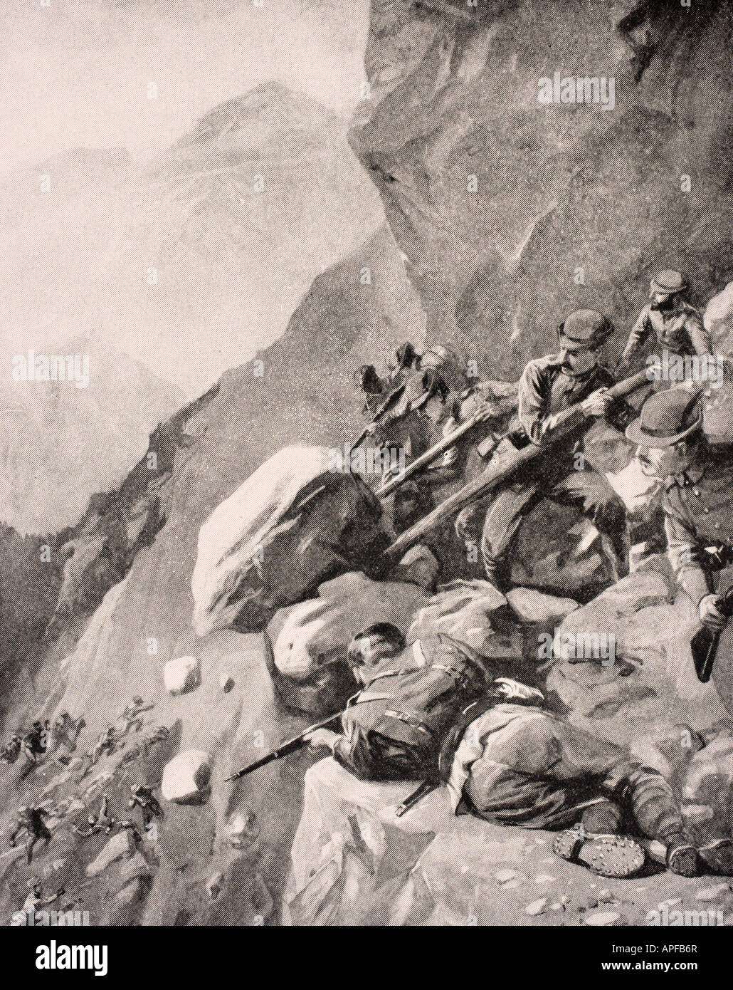 Les troupes italiennes bénéficiant des rochers sur les soldats ennemis dans les Dolomites, 1915 pendant la PREMIÈRE GUERRE MONDIALE. Banque D'Images