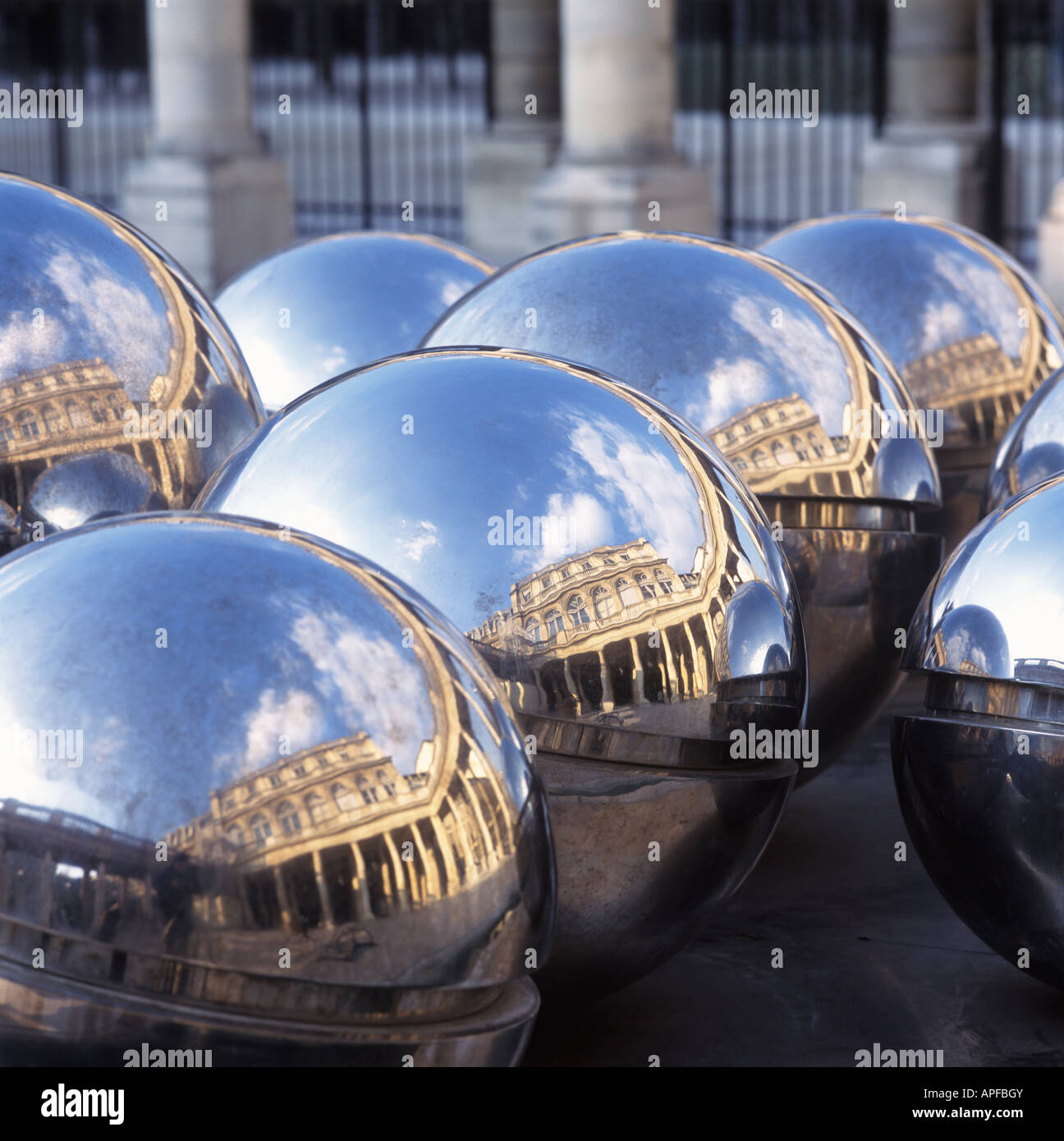 Une réflexion de la palais Royal en sculpture sphère Banque D'Images