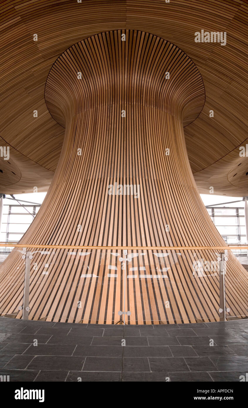 Intérieur de l'édifice du Senedd Welsh montrant la forme d'écoulement le plafond à la zone publique Banque D'Images