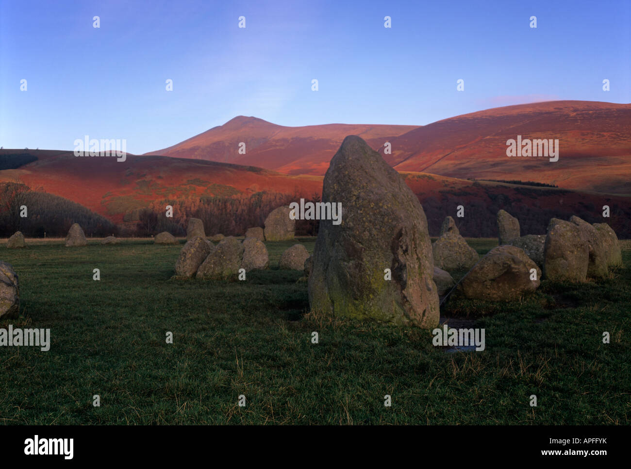 Le cercle de pierres de Castlerigg près de Keswick est une attraction touristique majeure dans la région de Lake District Banque D'Images