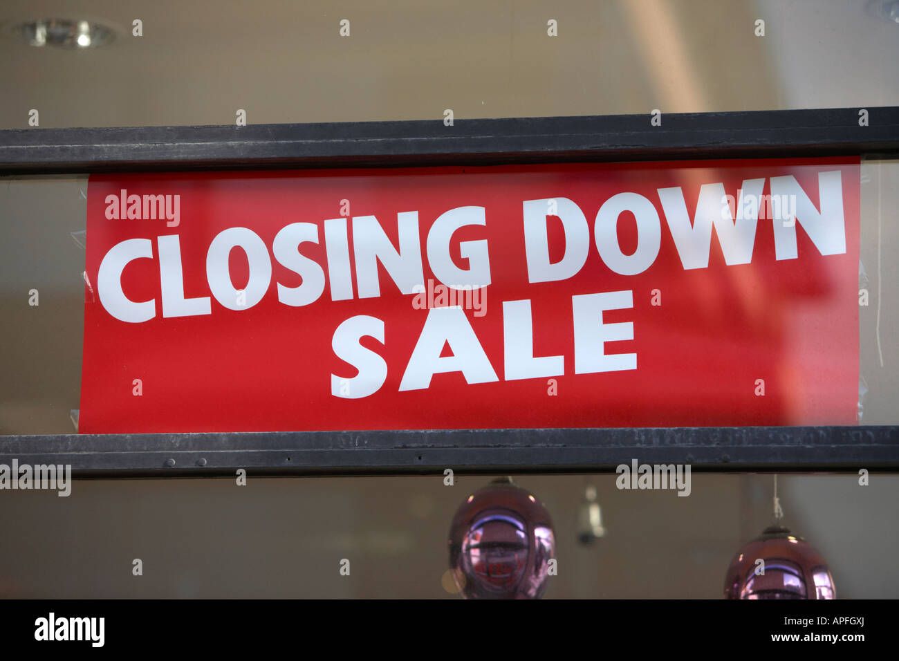 La fermeture de la vente dans une vitrine dans le comté d'Antrim Belfast Irlande du Nord uk Banque D'Images