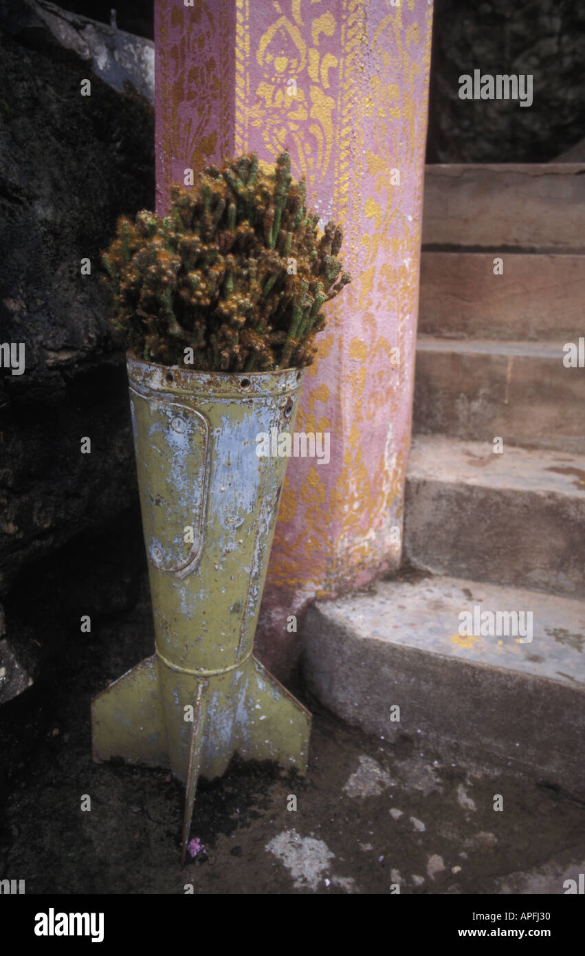 En enveloppes de bombes utiliser comme pot de fleurs, Laos Banque D'Images