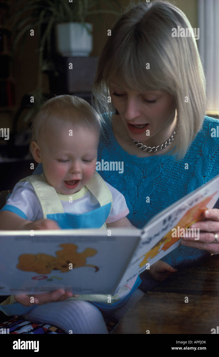 La mère et l'enfant de lire un livre ensemble Banque D'Images