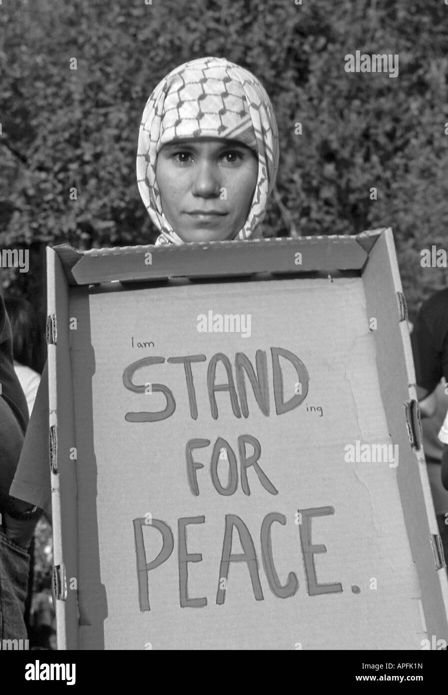 Les femmes musulmanes se distingue pour la paix à un rassemblement anti-guerre dans la région de Union Square, NEW YORK Banque D'Images