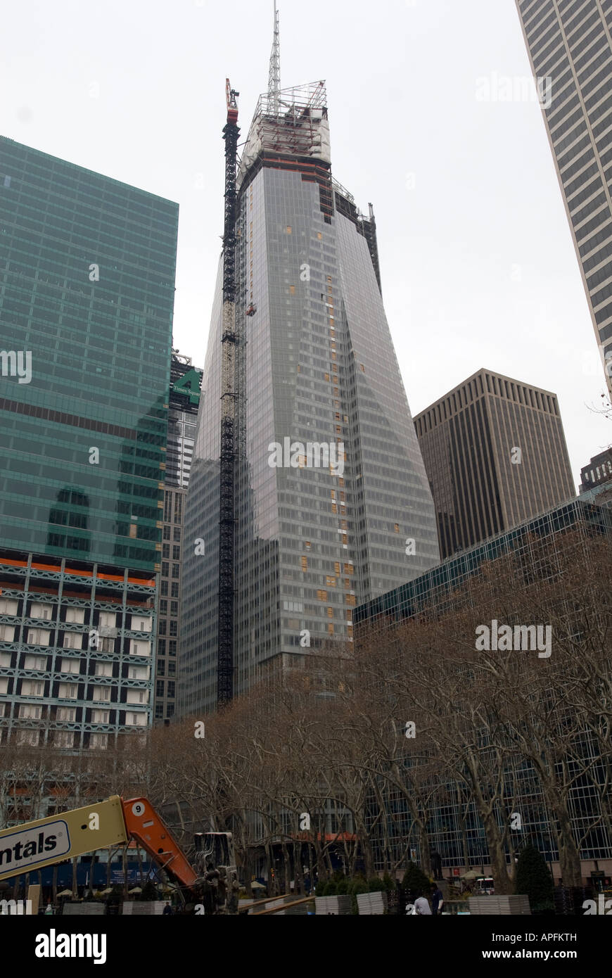 En vertu de la construction Bank of America Tower C vu de Bryant Park à New York Midtown Banque D'Images