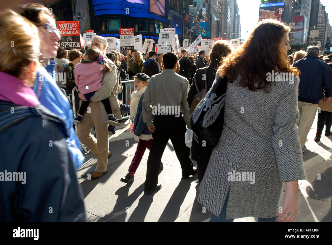 Les membres de la Writers Guild of America East piquet à l'extérieur de Viacom dans un endroit achalandé Times Square Banque D'Images