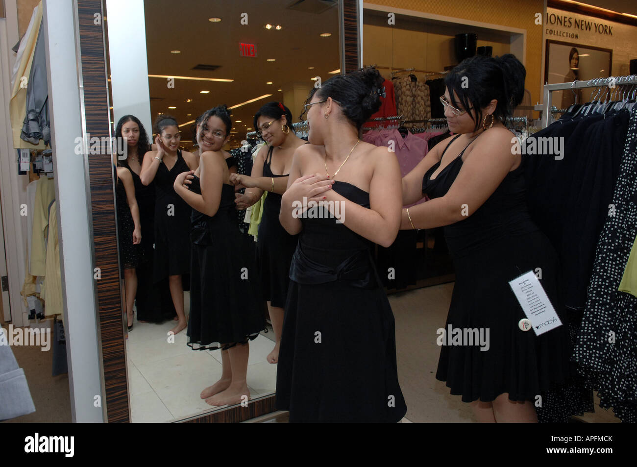 Les adolescentes de la Mott Haven Village école secondaire préparatoire shop pour la toge à Macy s Department Store Banque D'Images