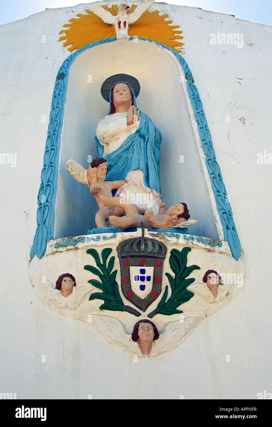 Statue sur le côté de l'église de Ferragudo, Algarve, Portugal, Été 2007 Banque D'Images