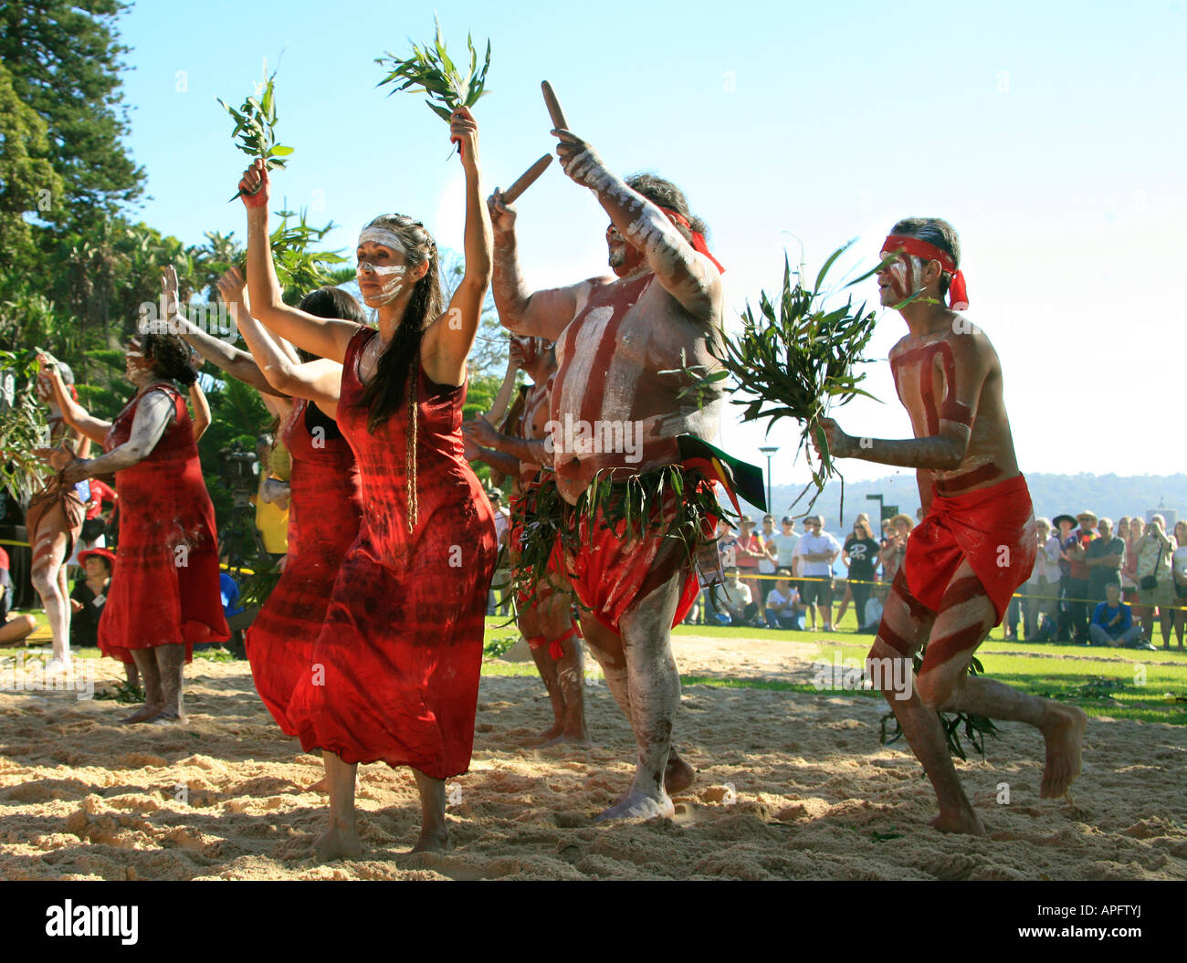 Les spectacles de danse autochtones sur l'Australie à Farm cove dans les jardins botaniques de Sydney Banque D'Images