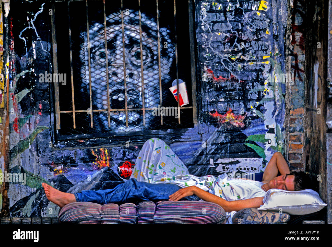 New York Manhattan East Greenwich Village homme endormi Banque D'Images