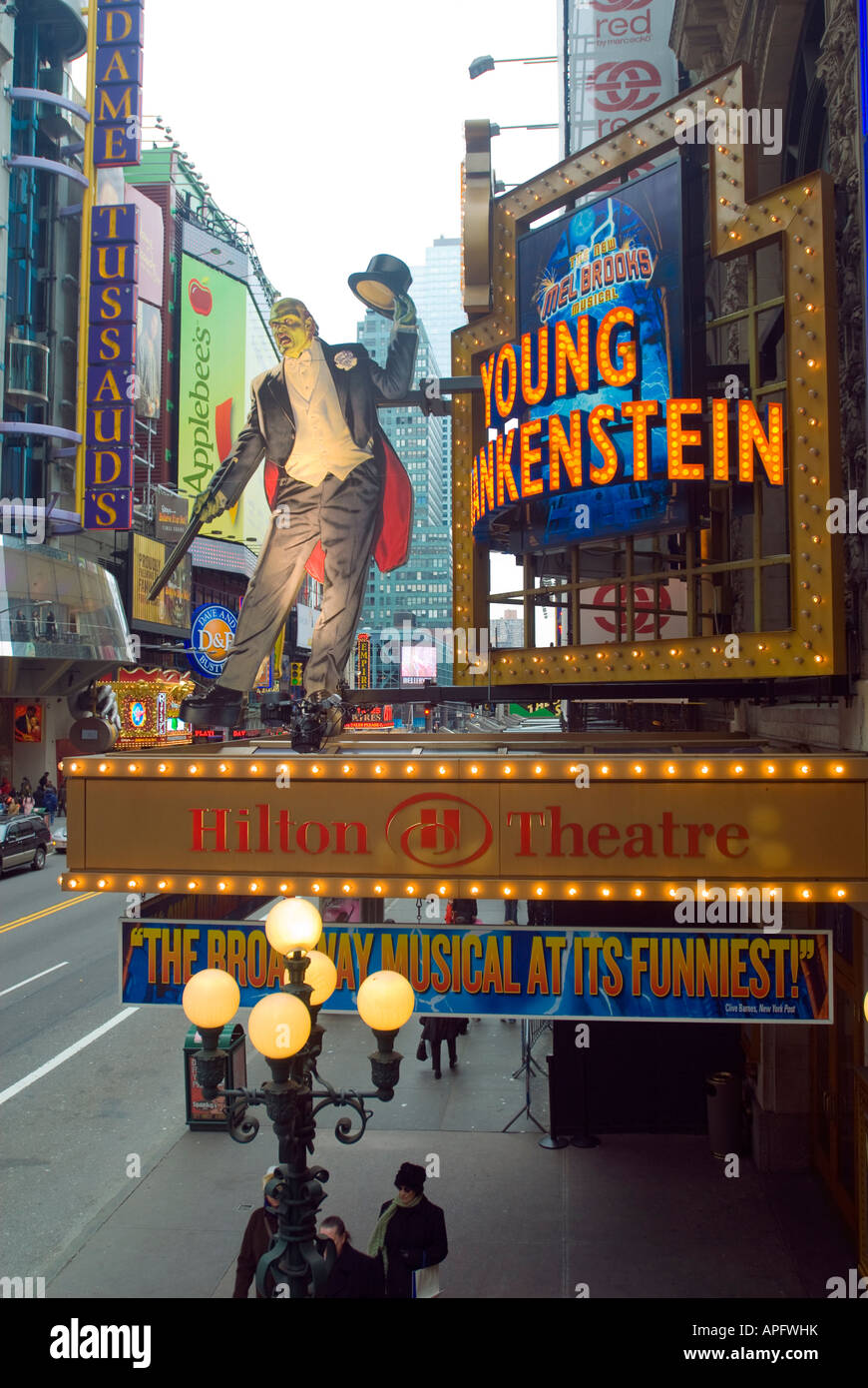 Le chapiteau pour la nouvelle comédie musicale de Mel Brooks Young Frankenstein est vue sur l'hôtel Hilton Theatre sur 42nd Street à Times Square à New York Banque D'Images
