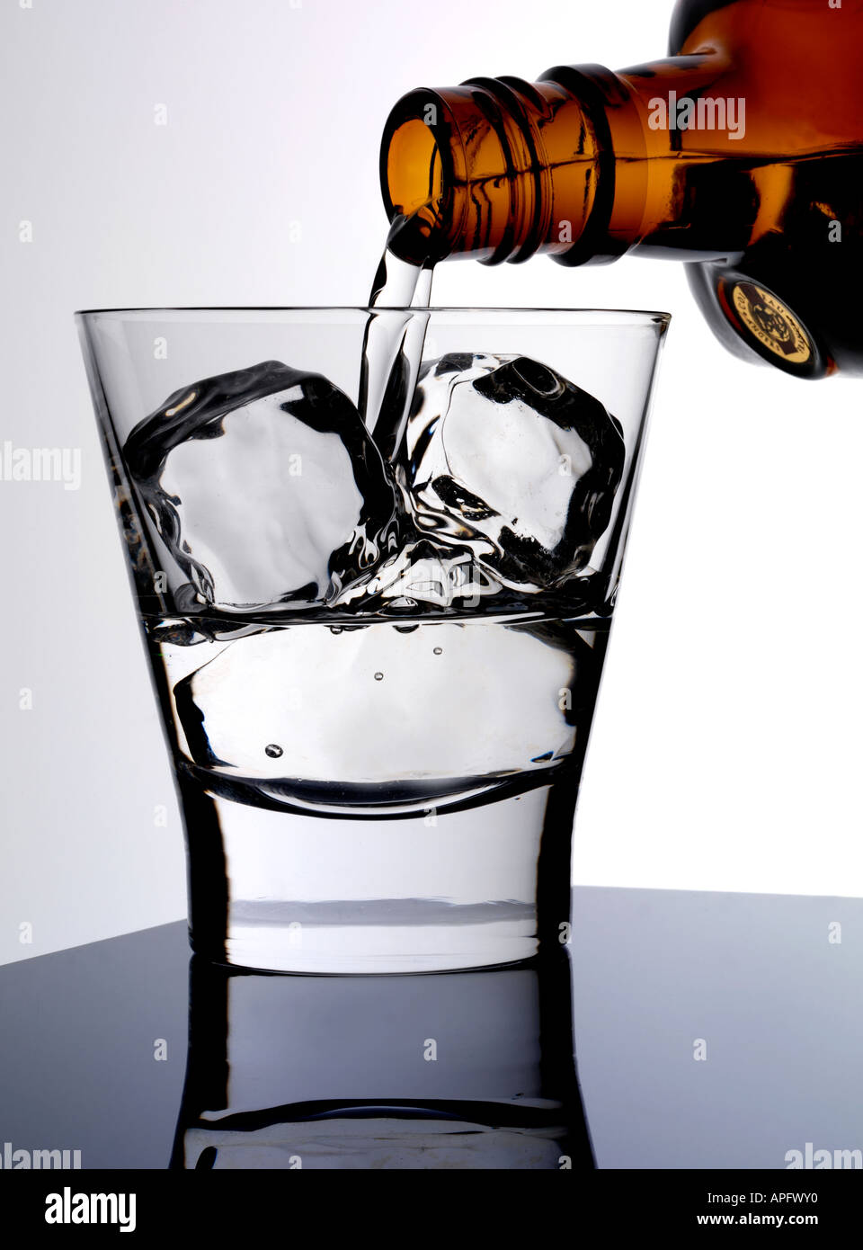 Verser le VERRE DE COINTREAU Photo Stock - Alamy