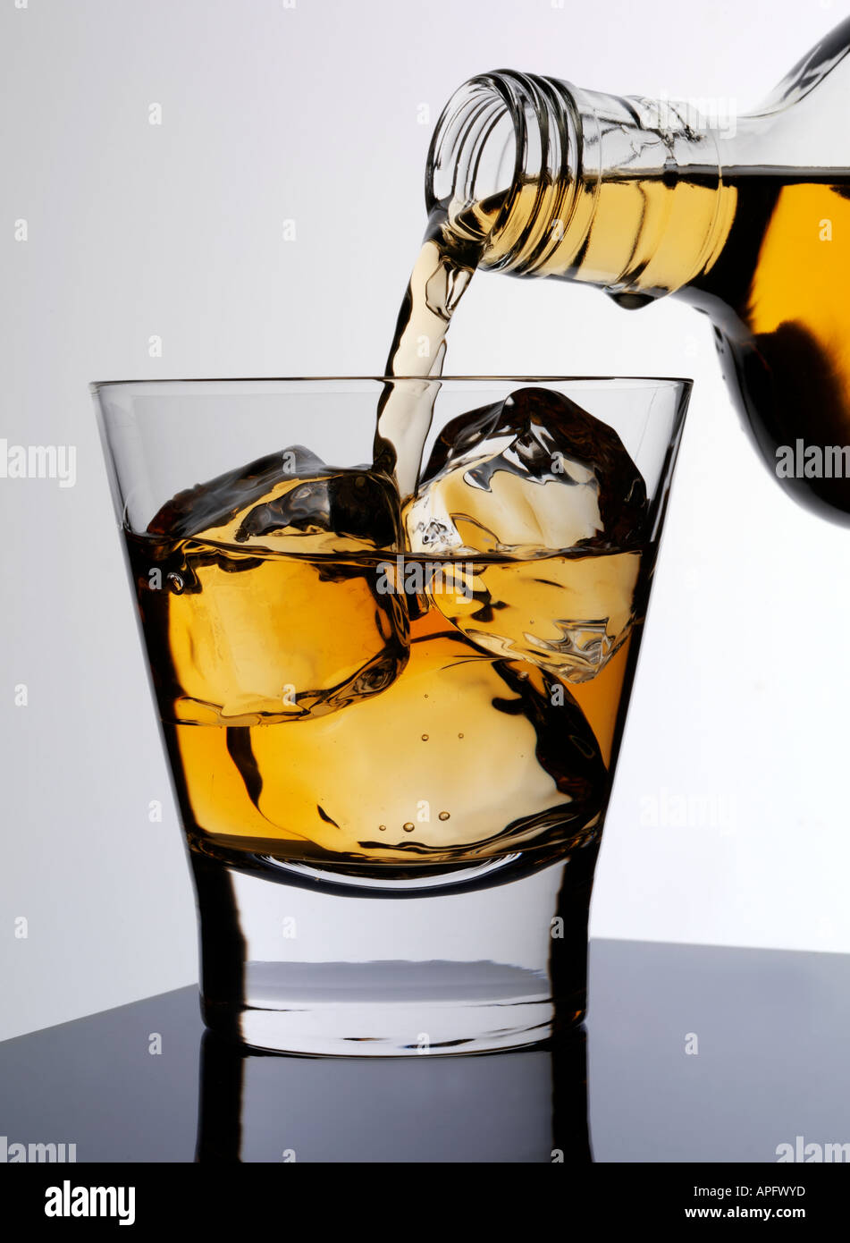 Verser un verre de whisky Bourbon Banque D'Images