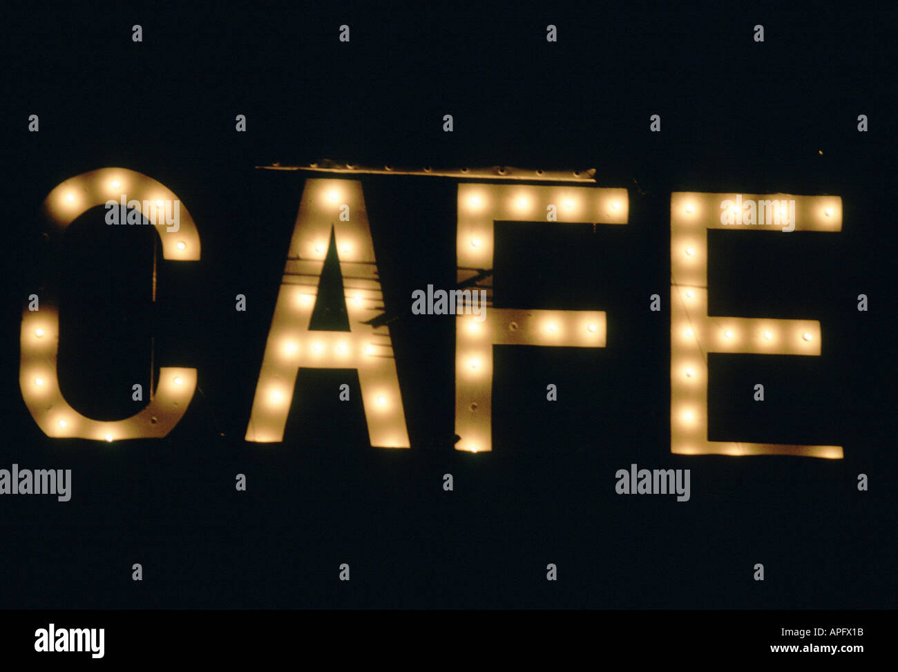 CAFE signe, éclairé la nuit, California, USA Banque D'Images