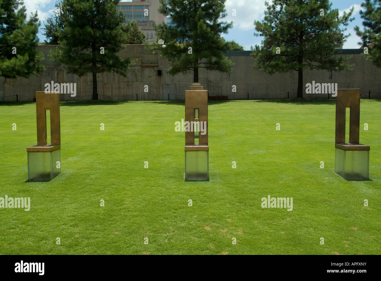 Le domaine de chaises vides sur l'Oklahoma City National Memorial site de l'édifice fédéral Alfred P. Murrah. Banque D'Images