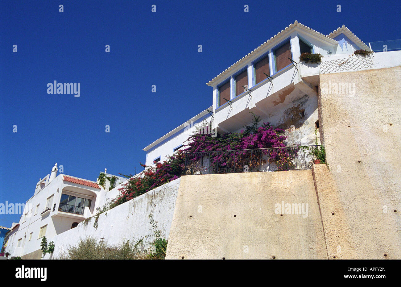 Chambre donnant sur plage de Ferragudo, Algarve, Portugal, Été 2007 Banque D'Images