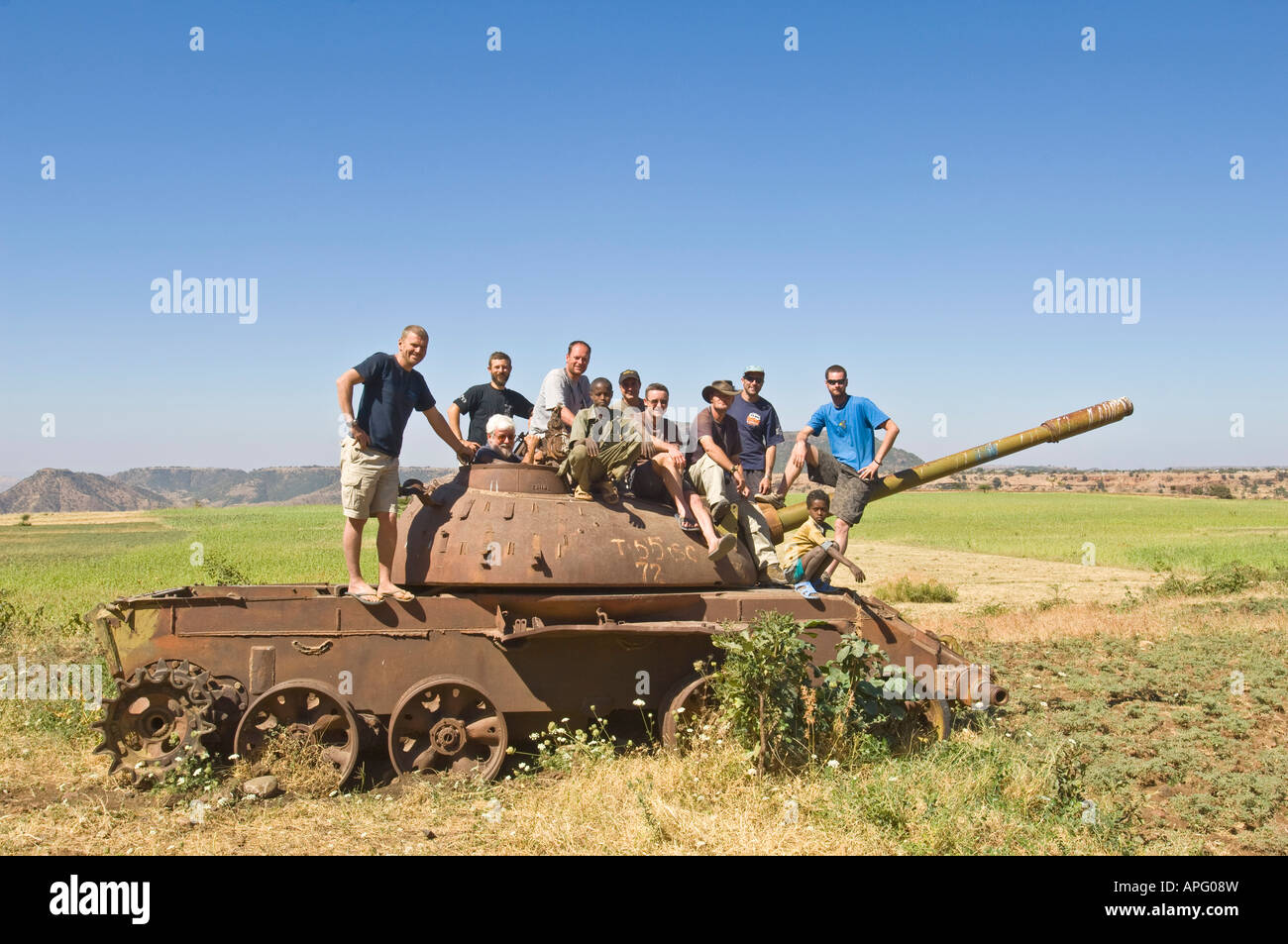 Les touristes et un couple d'enfants de la poser sur un T55 tank qui sont nombreux dans cette partie de l'Éthiopie. Banque D'Images