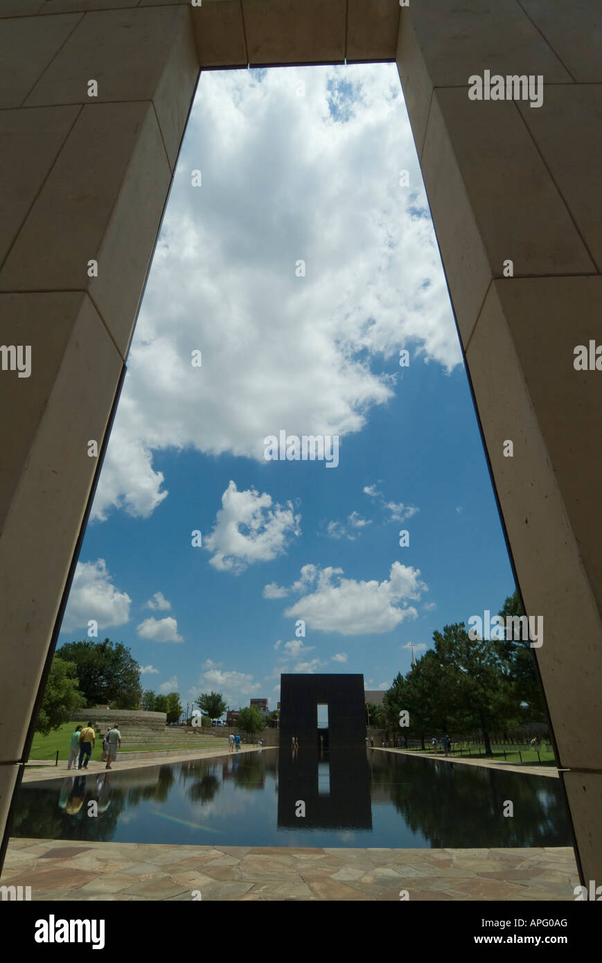 Le miroir d'eau dans la piscine en plein air de la mémoire symbolique Oklahoma City National Memorial. Banque D'Images