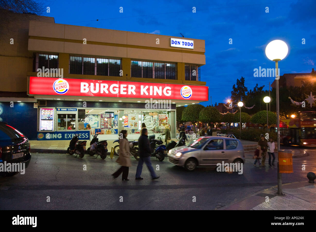 Arroyo de la Miel La province de Malaga Costa del Sol Espagne Crépuscule street shot avec fast-food Burger King Banque D'Images