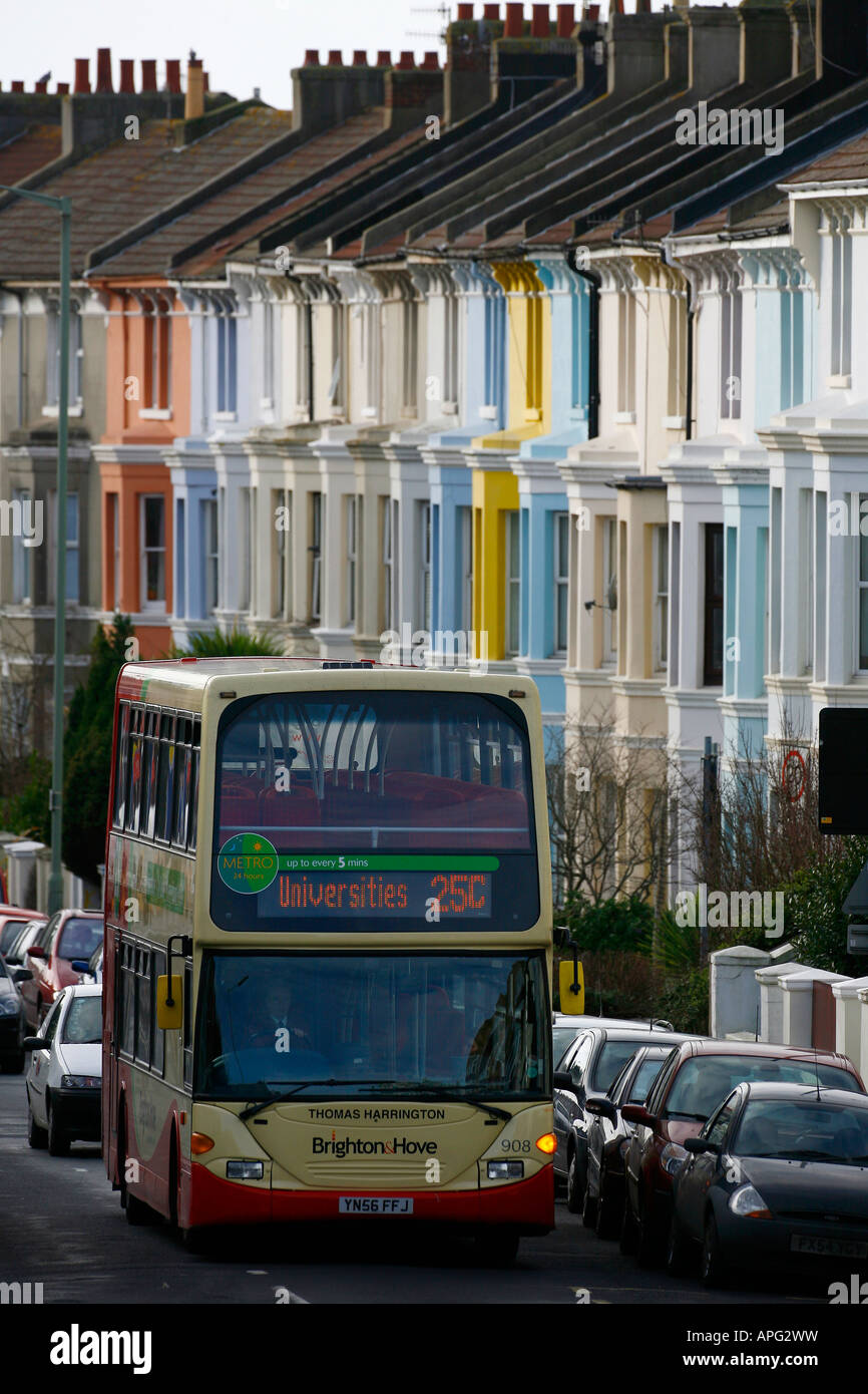 Le Brighton and Hove un bus passe une ligne de couleurs maison mitoyenne dans Brighton Photo par James Boardman Banque D'Images