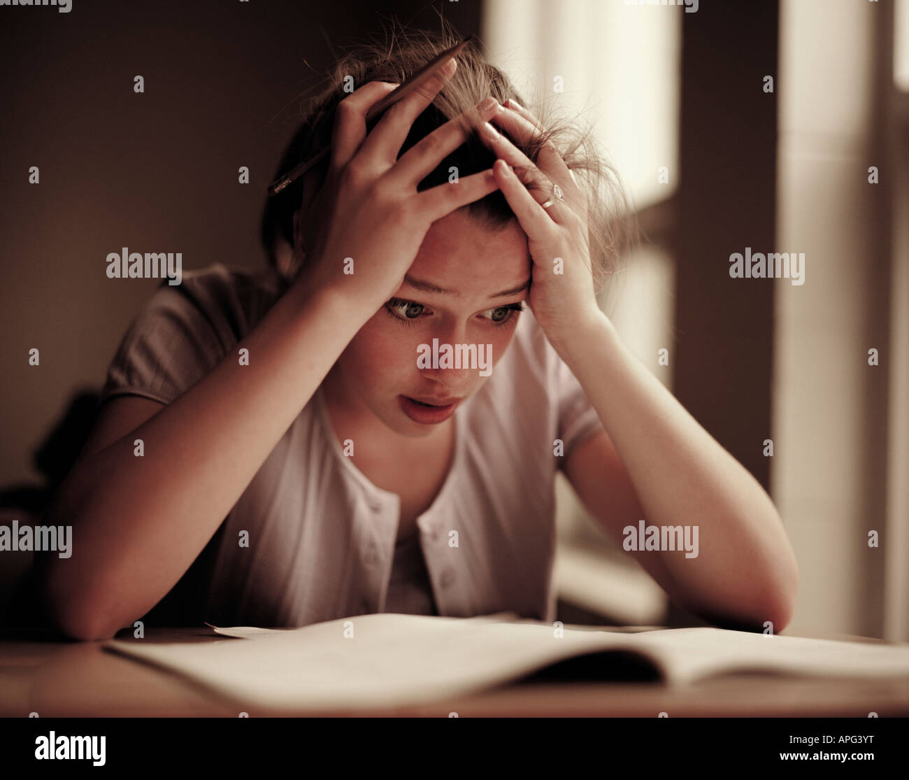 Impatient woman studying Banque D'Images