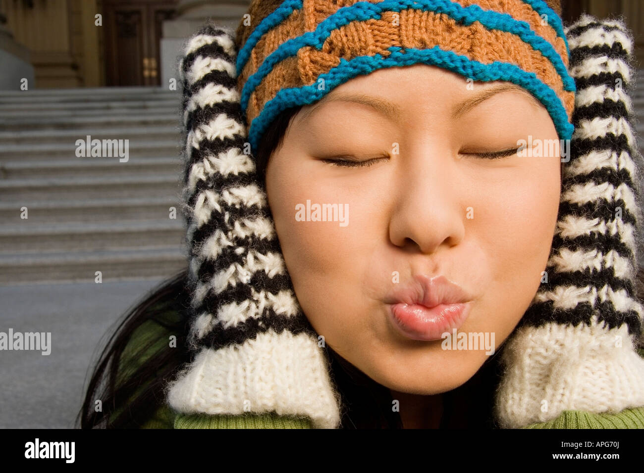 Fille avec les yeux fermés prêt pour un baiser Banque D'Images