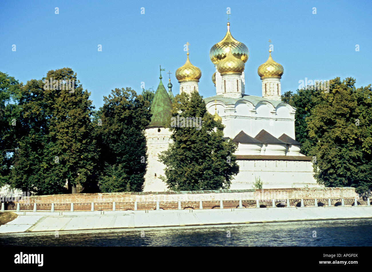 Vue depuis la rivière Kostrama de la cathédrale Holy Trinity dans l'enceinte du Monastère Saint Ipaty, Kostrama, Russie Banque D'Images