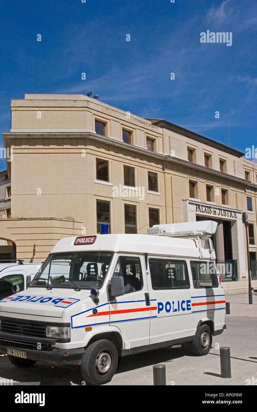 Une voiture de police (camion, fourgonnette) traverse la ville