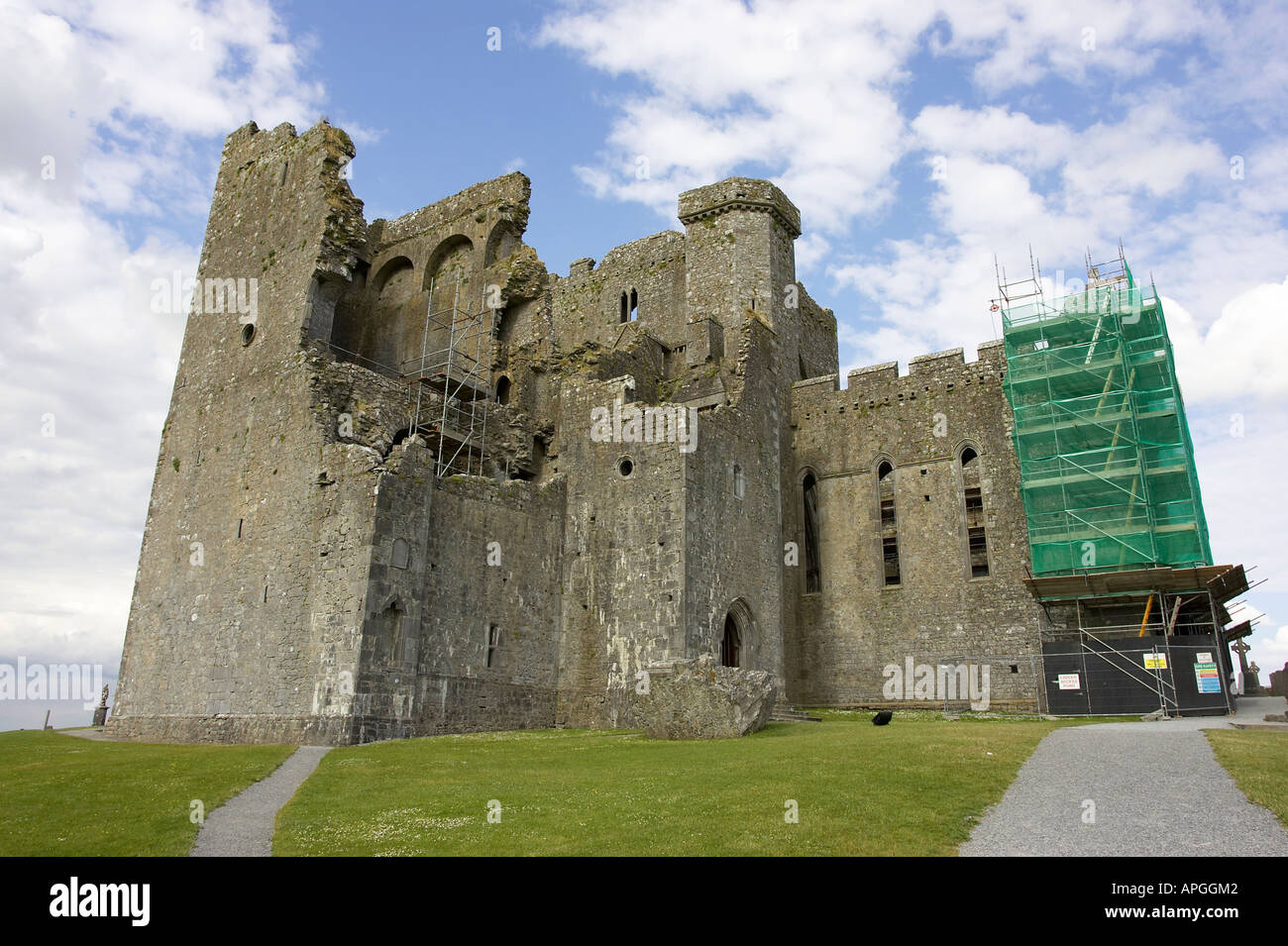 Vestiges de cathédrale du 13ème siècle contre un bleu ciel nuageux dans le Rock of Cashel Cashel Comté de Tipperary République d'Irlande Banque D'Images