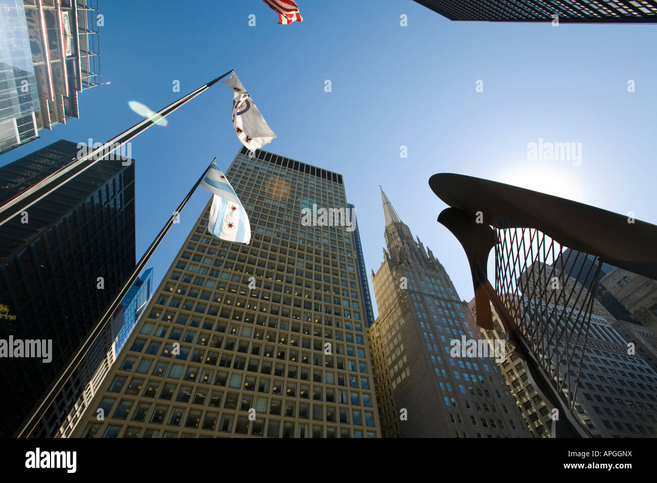 Chicago Illinois Description de la sculpture sans titre par Pablo Picasso à Daley Plaza ciel bleu haut de édifices drapeaux flottant Banque D'Images