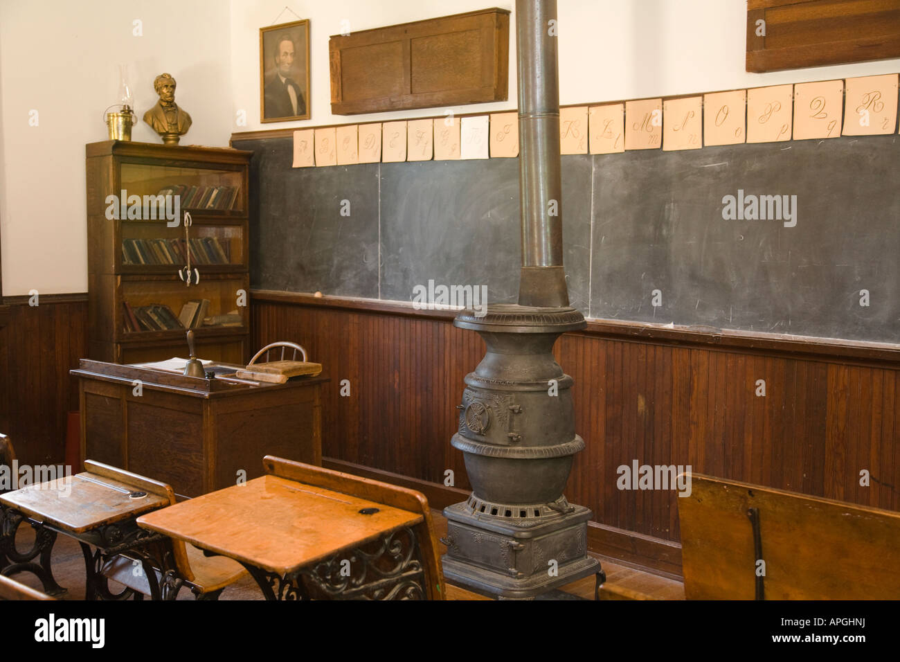Bureaux en bois Rockford ILLINOIS avec inkwell pour les étudiants de l'école à l'ancienne pot bellied cuisinière les enseignants 24 Banque D'Images