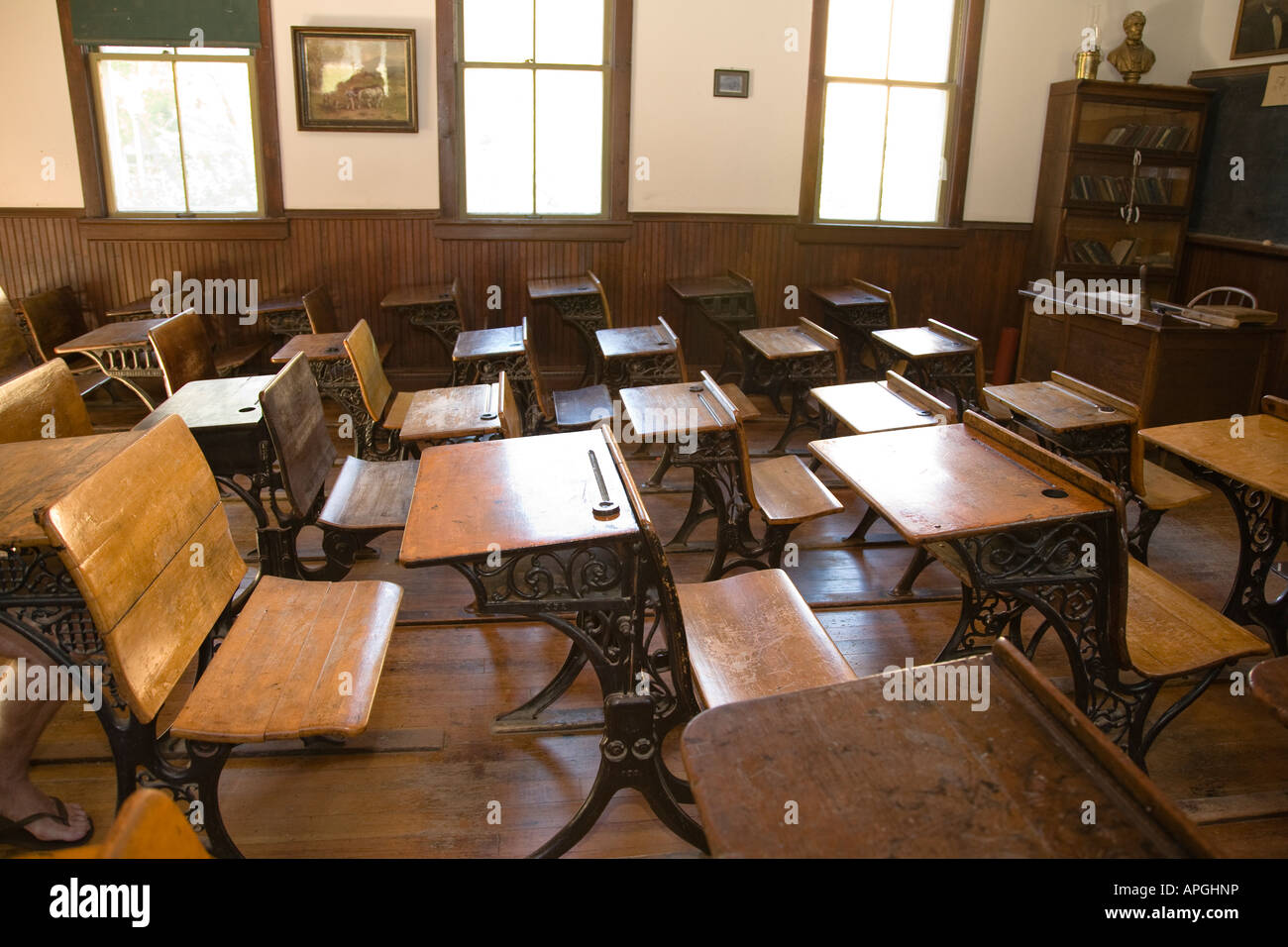 Bureaux en bois Rockford ILLINOIS avec inkwell pour les étudiants en rangées à mi-chemin de l'école à l'ancienne Village Banque D'Images