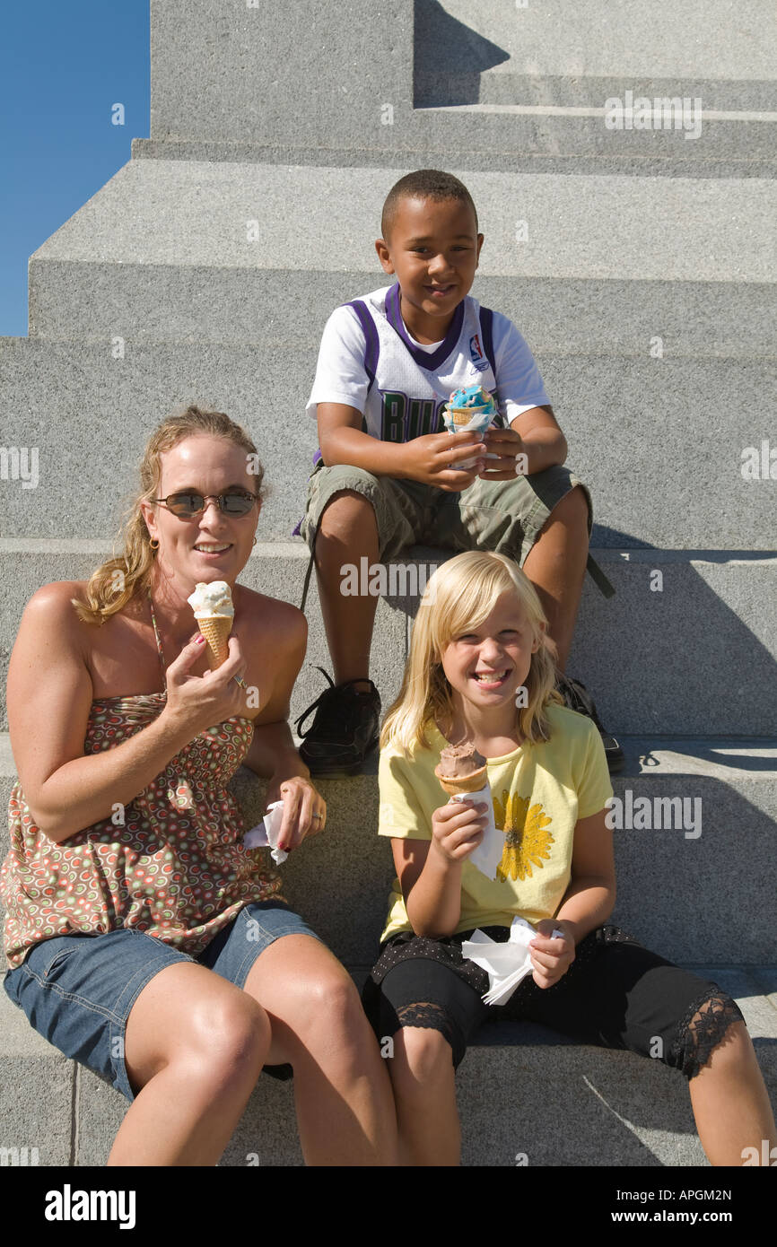 WISCONSIN Racine femme siéger le monument étapes avec deux enfants eating ice cream cones Banque D'Images