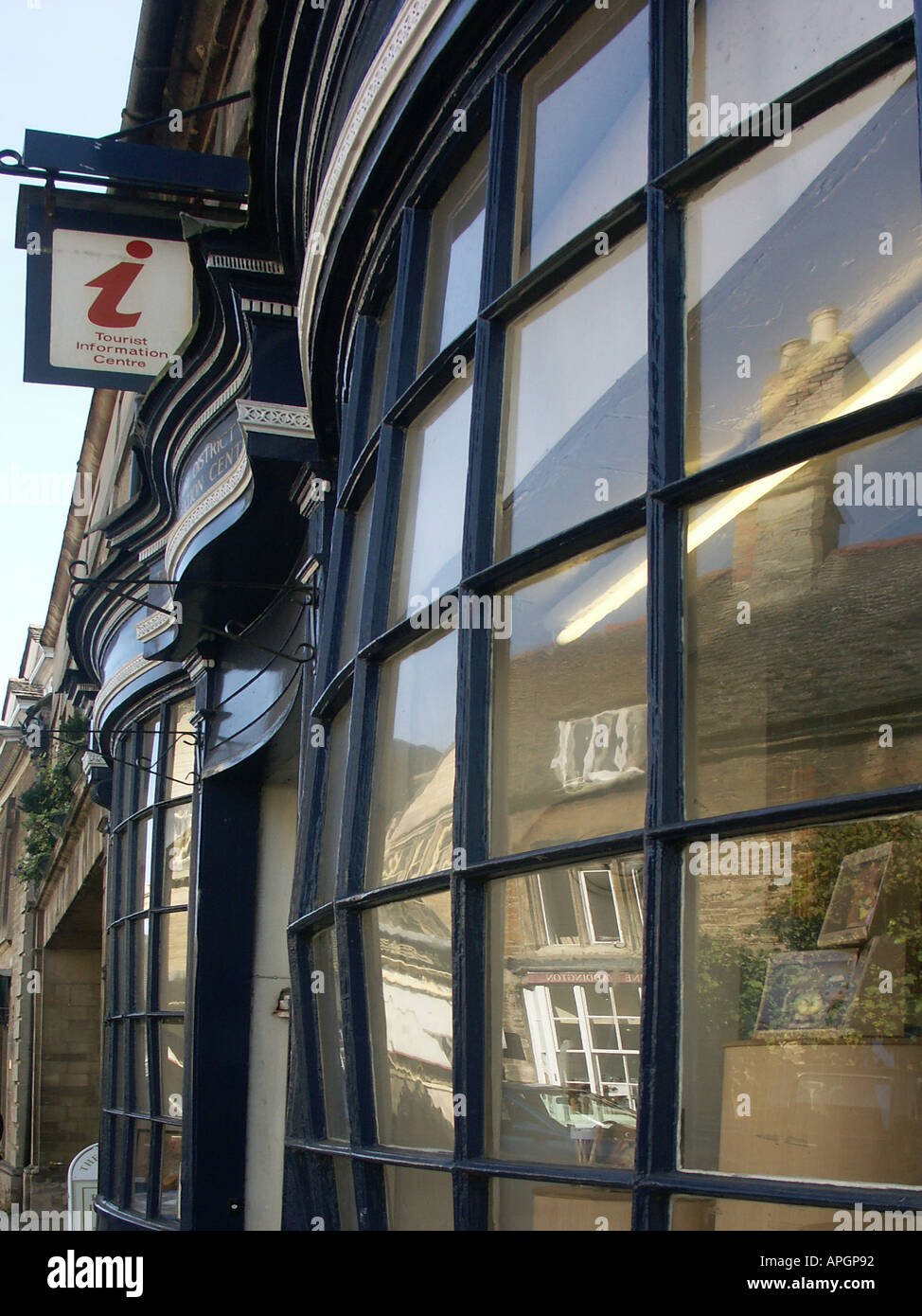Oundle reflétée dans le bureau d'information touristique, bow-window Banque D'Images Oundle reflétée dans le bureau d'information touristique, bow-window Banque D'Images