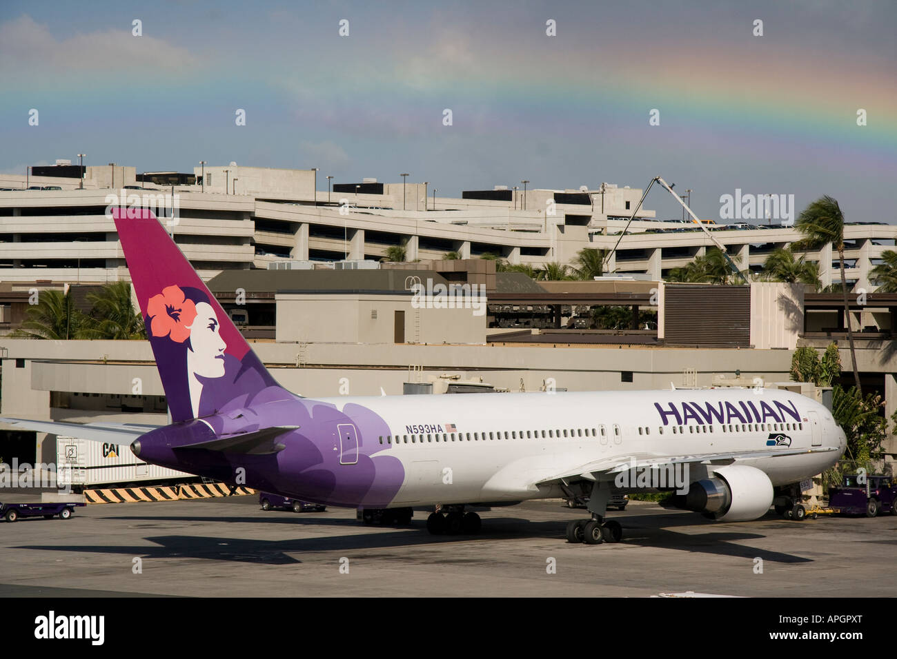 Hawaiian airline avion à l'aéroport avec des arc-en-ciel Banque D'Images